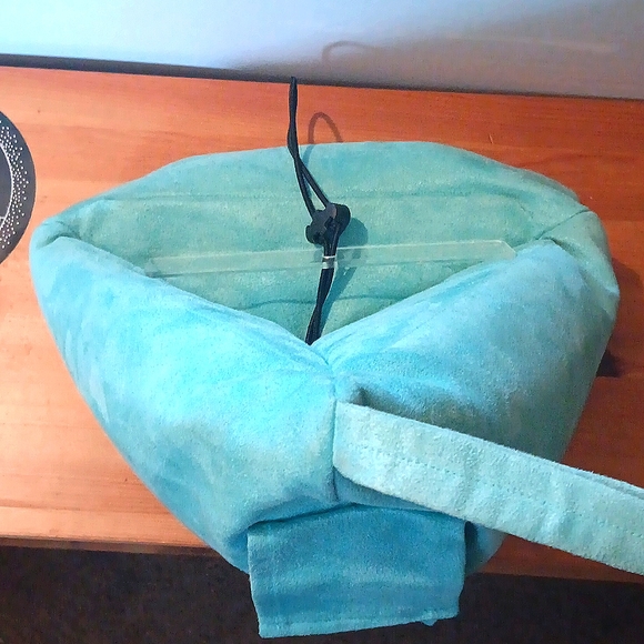 The Bookseat- In-bed book holder pillow - Picture 2 of 8